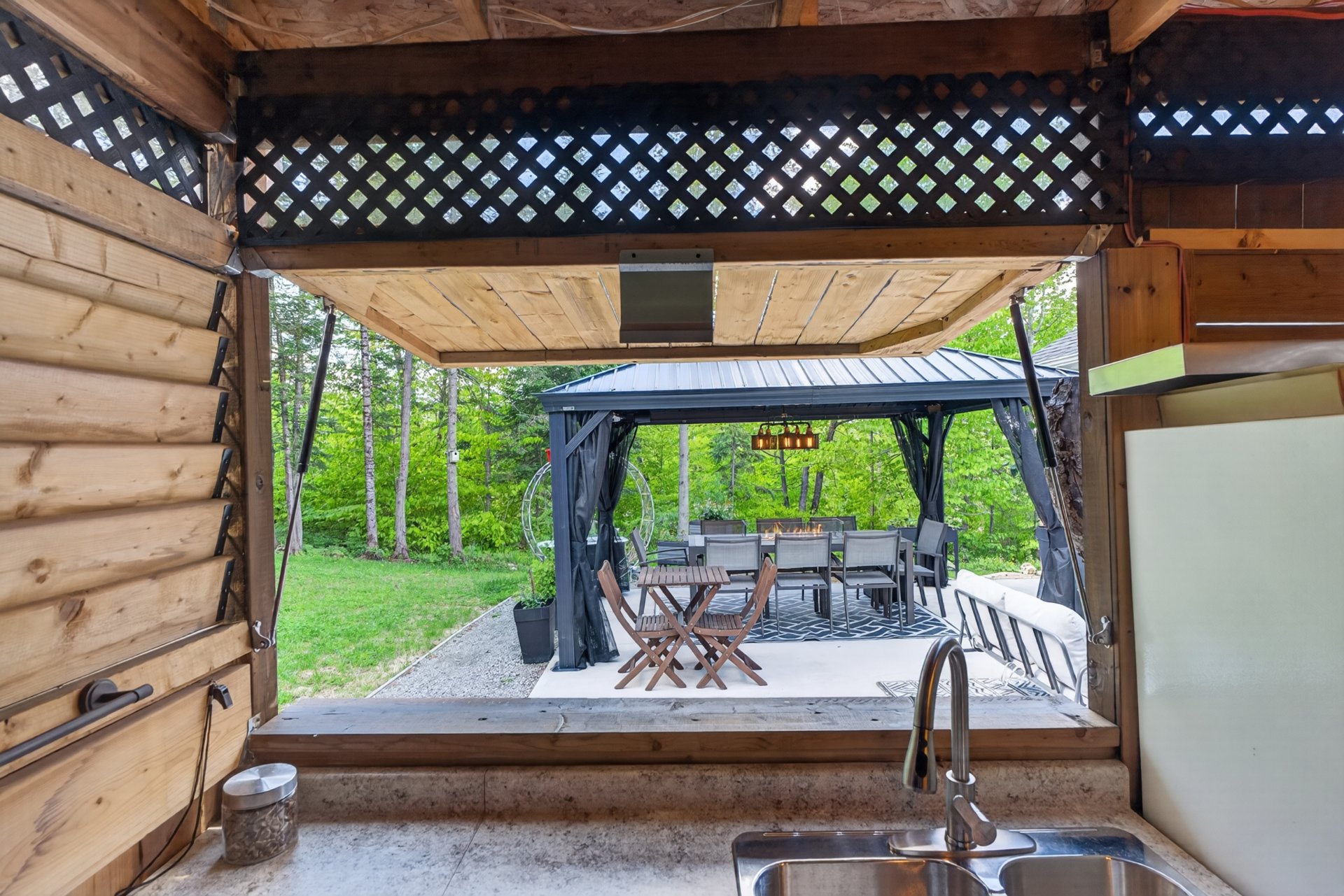 Outdoor kitchen, bar/snack bar style