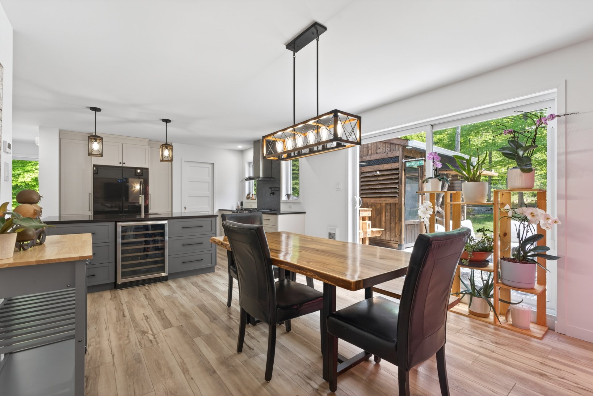 Open-plan kitchen and dining room