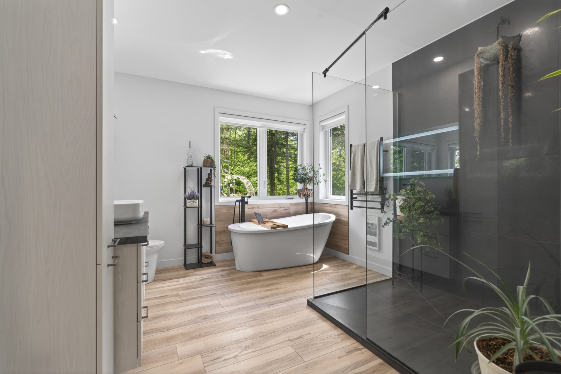 A large bathroom worthy of a magazine!