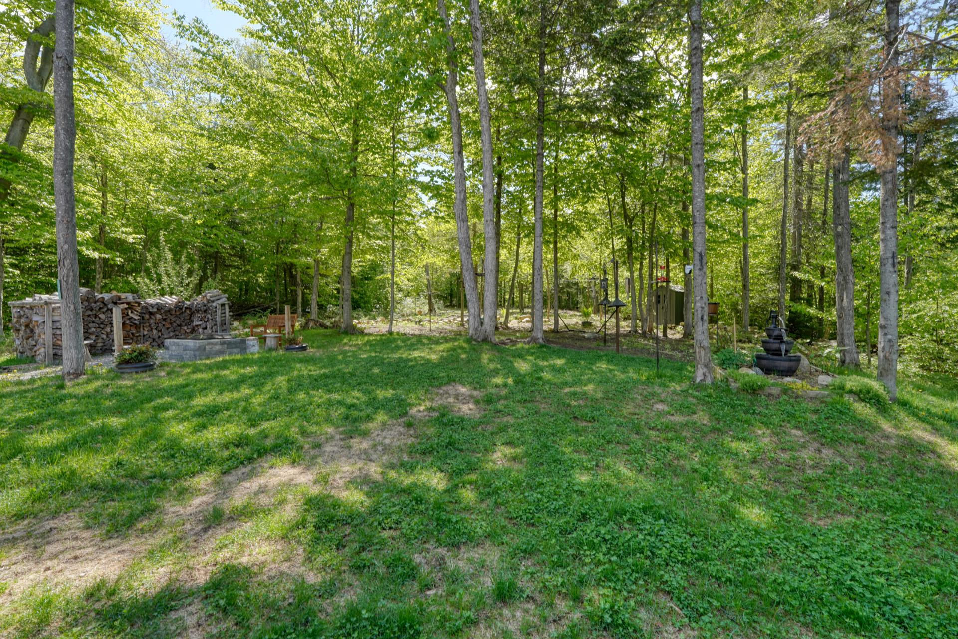 terrain boisé, sup. 248 388 pi² (5,7 acres)