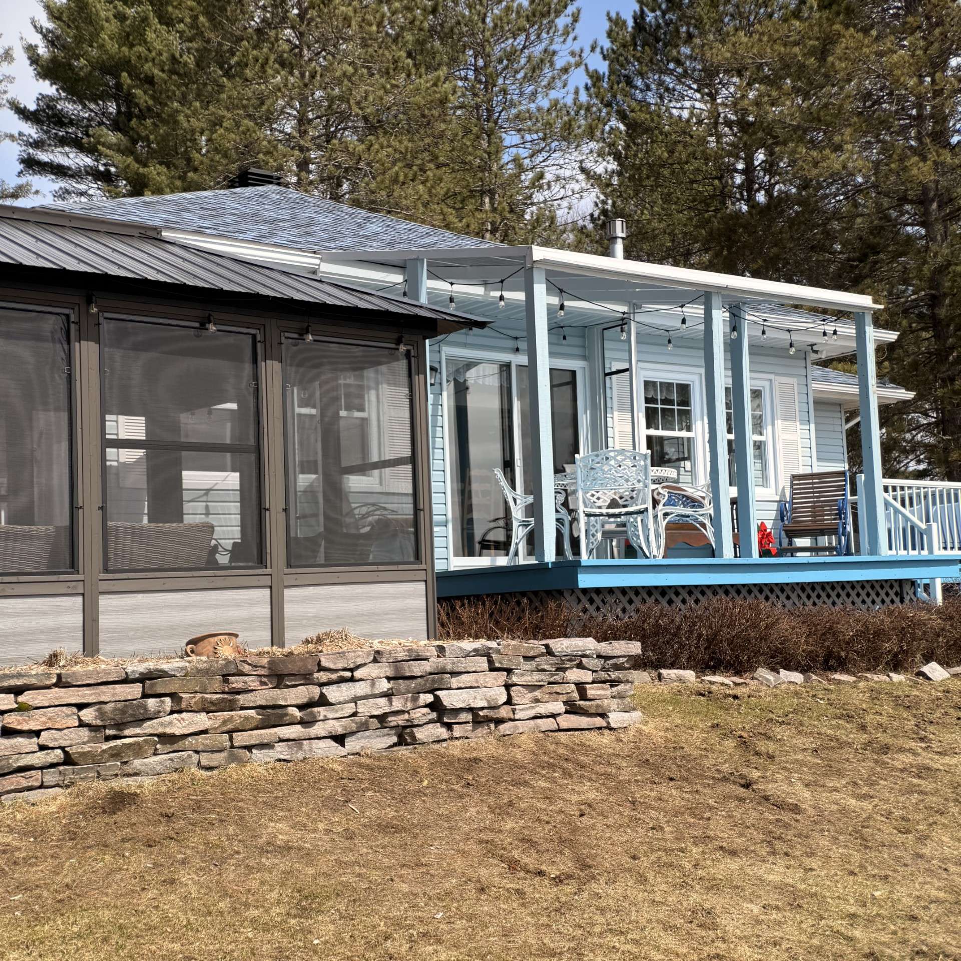 Arrière de la maison devant lac