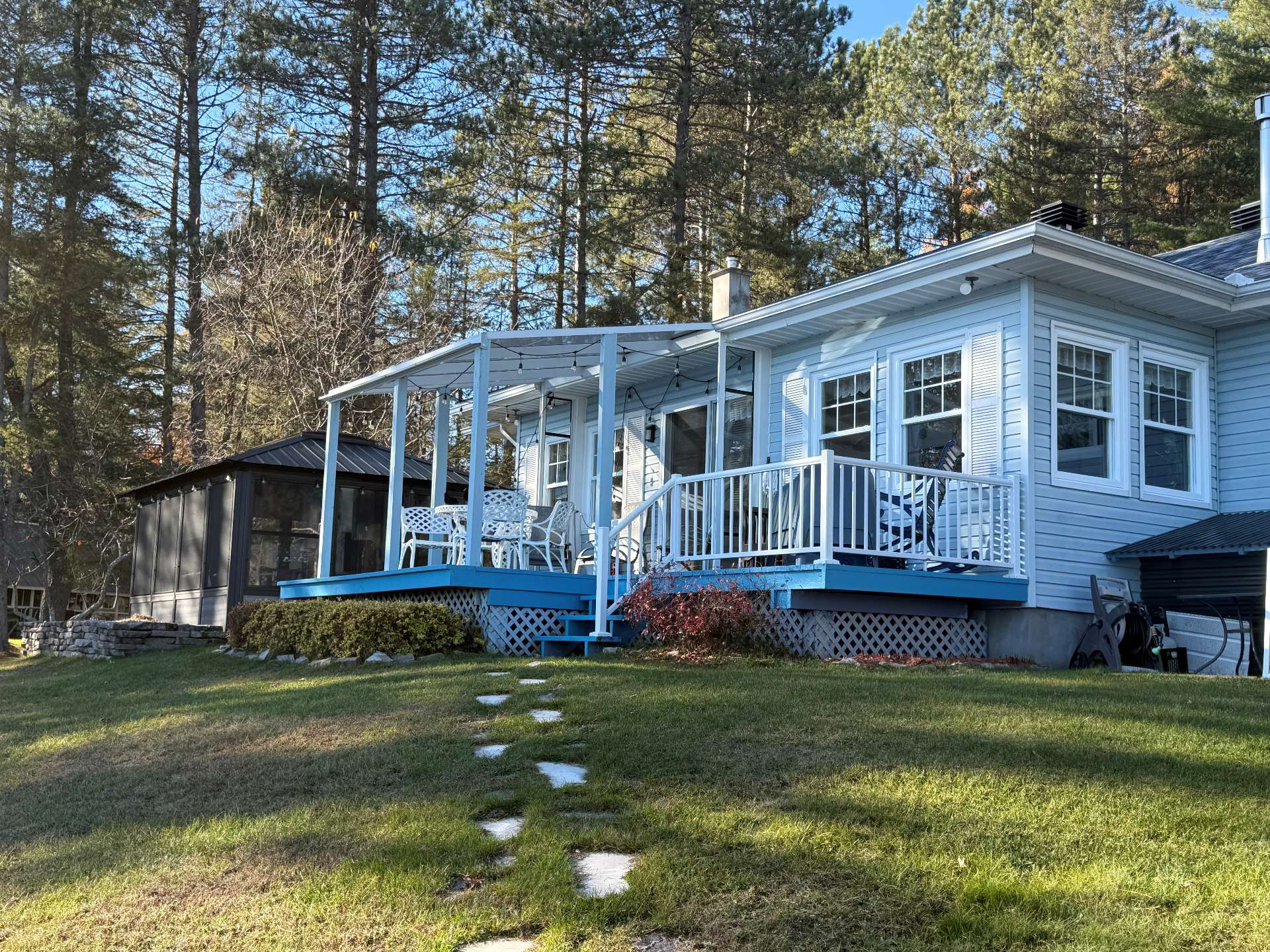 Arrière de la maison devant le lac