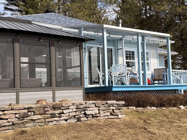 Arrière de la maison devant lac