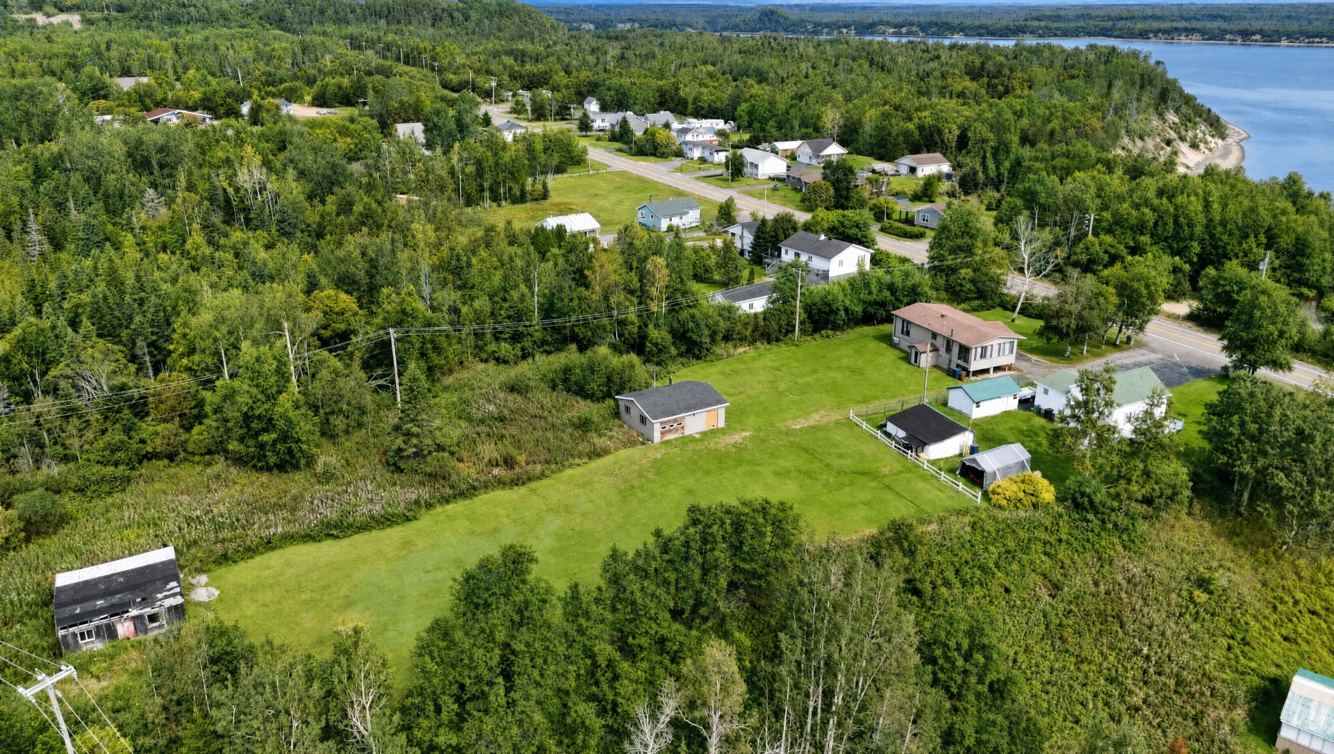 Voir plan pour délimitations du terrain