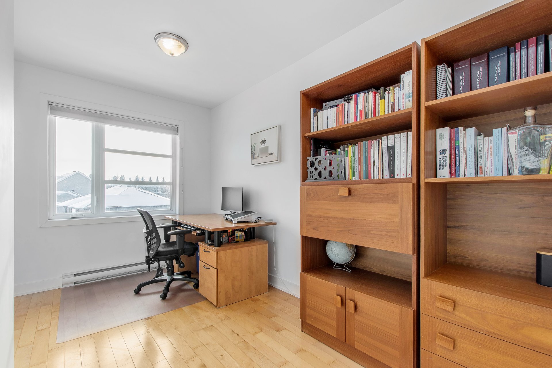 (présentement un bureau