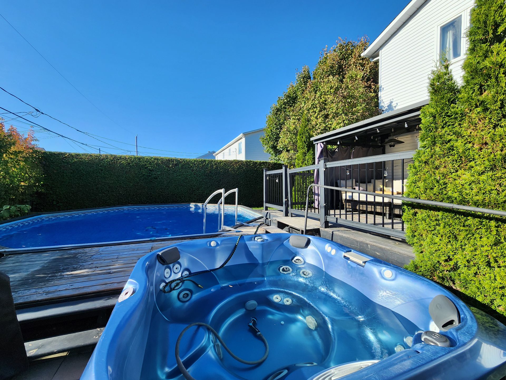 Cour en été avec Spa/Piscine