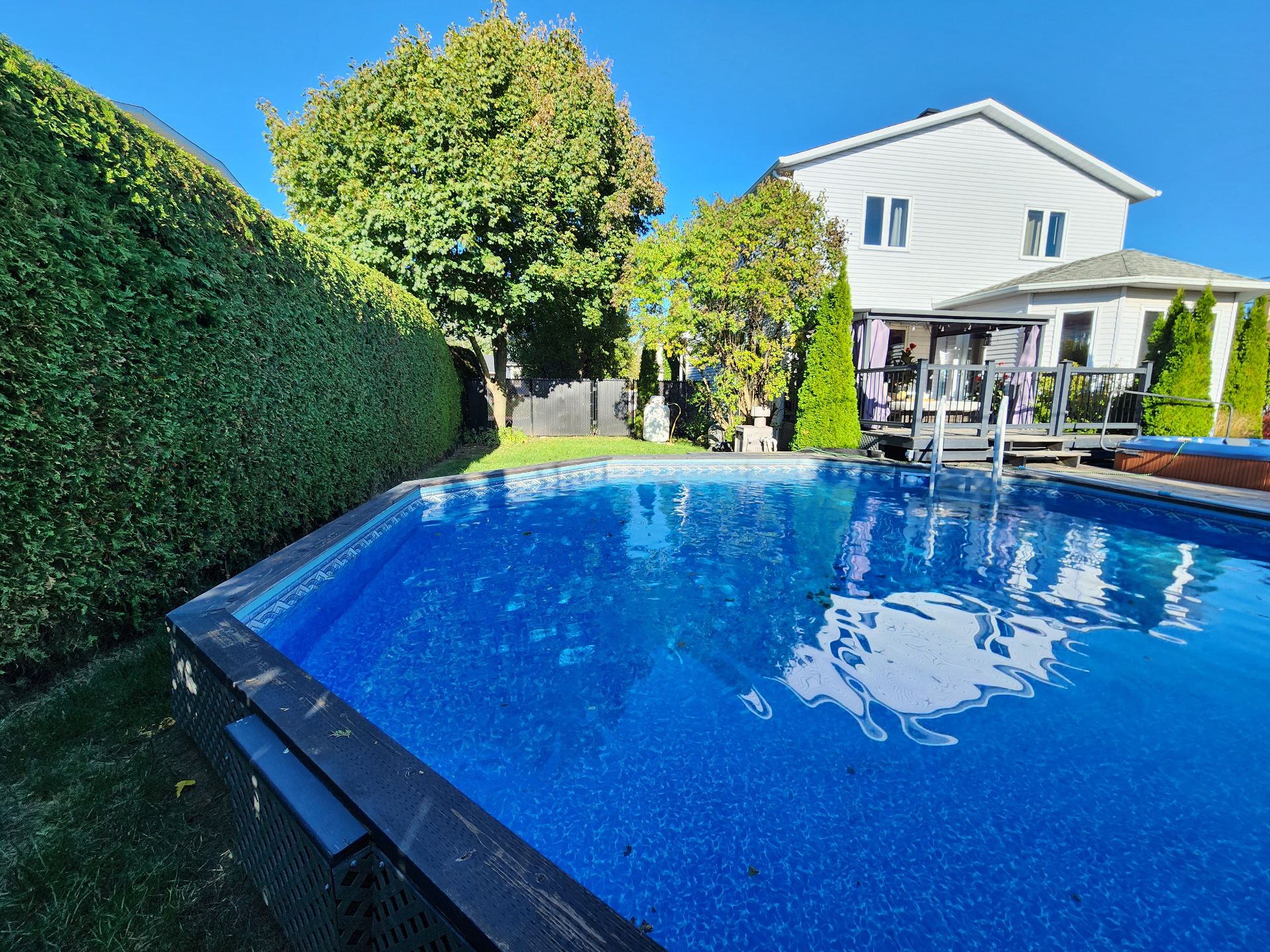 Cour en été avec piscine