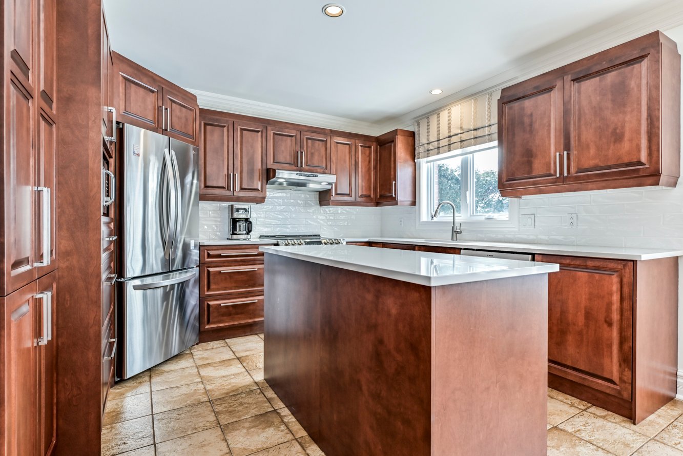 Beaucoup d'armoires pour le rangement