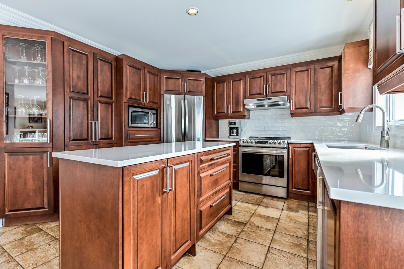 Portes de qualité en bois & comptoir de quartz