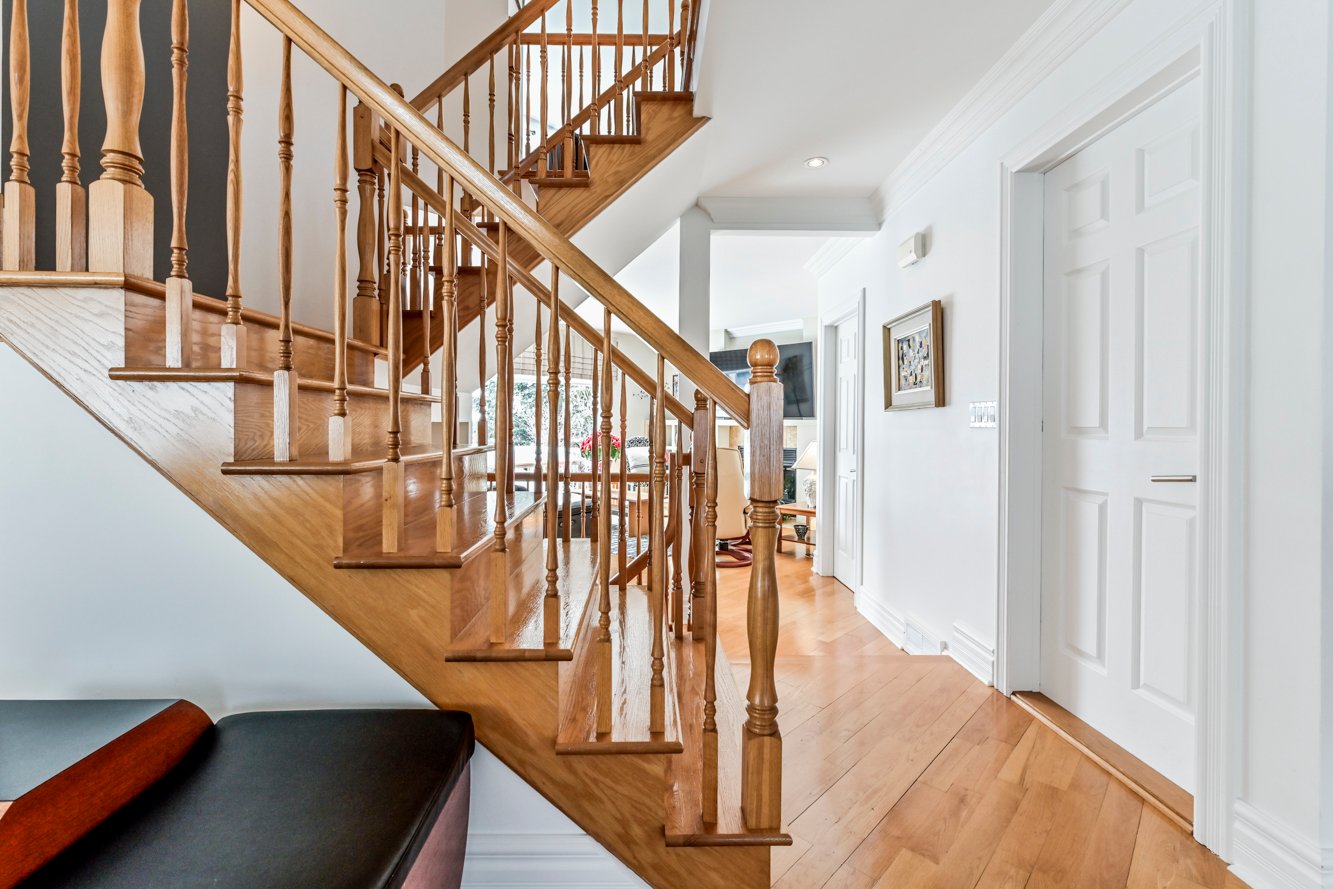 À droite, porte vers le garage double chauffé