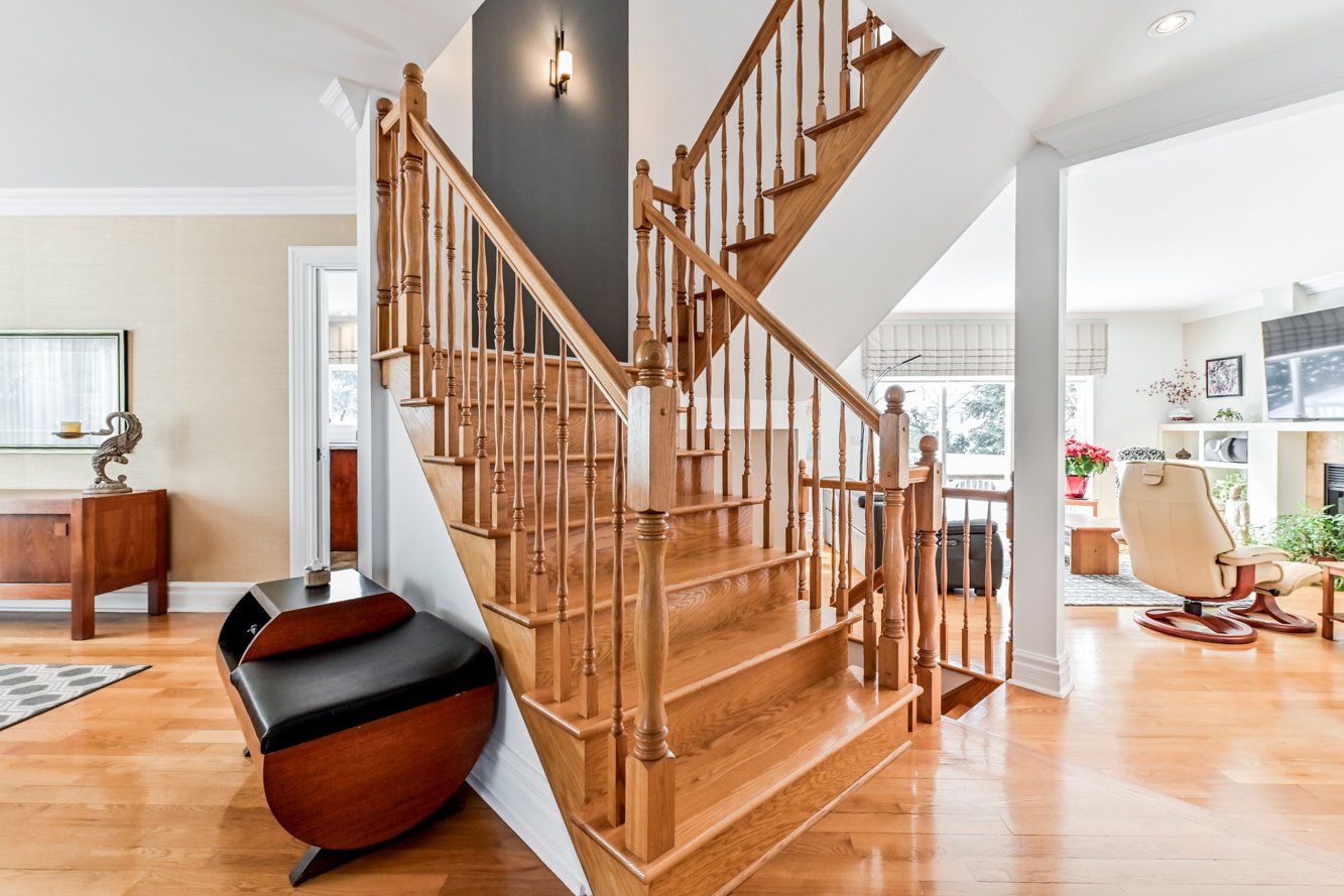 Escalier de bois vers le 2e étage