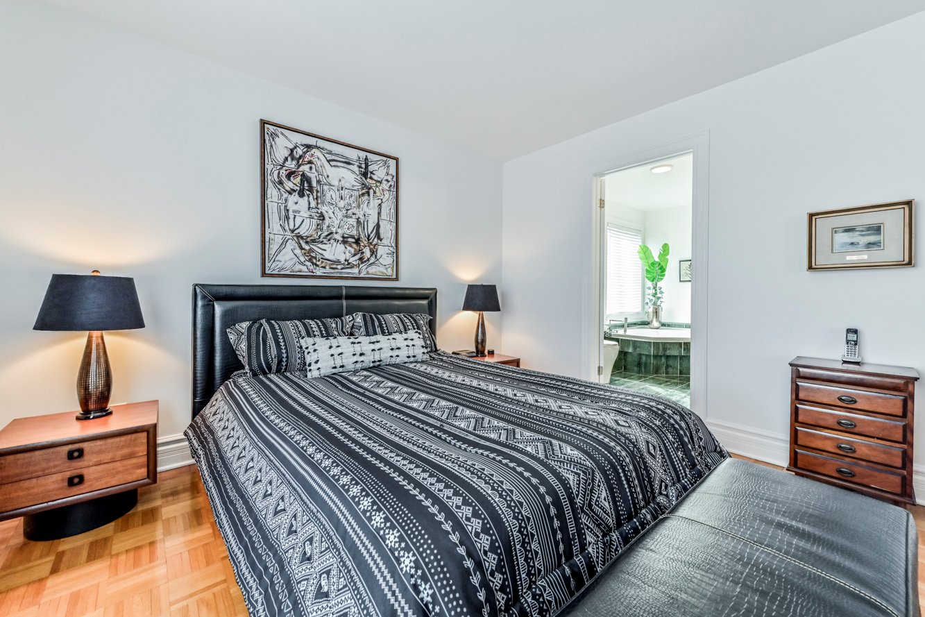 Porte vers salle de bain privée