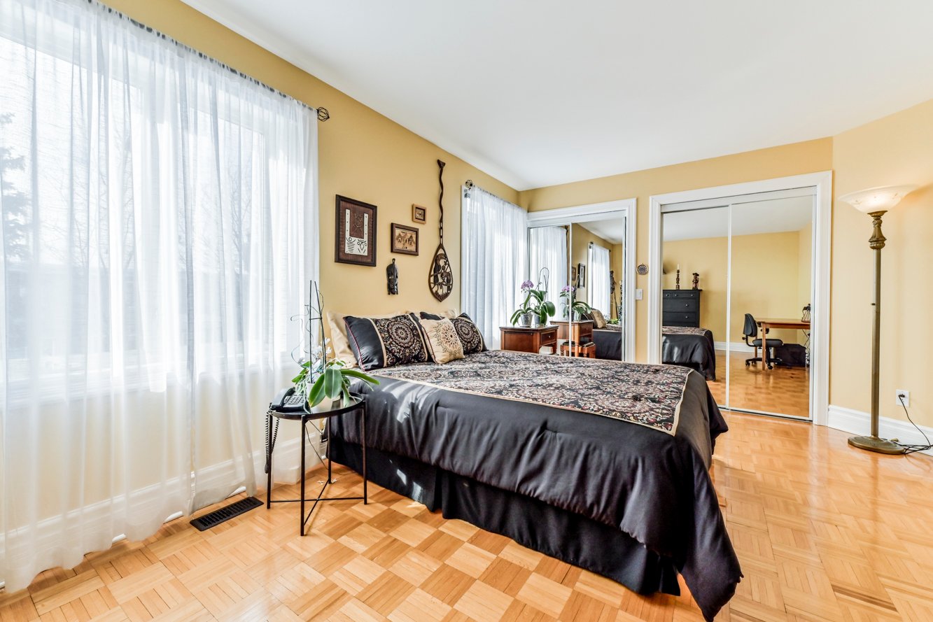 Deux garde-robes doubles