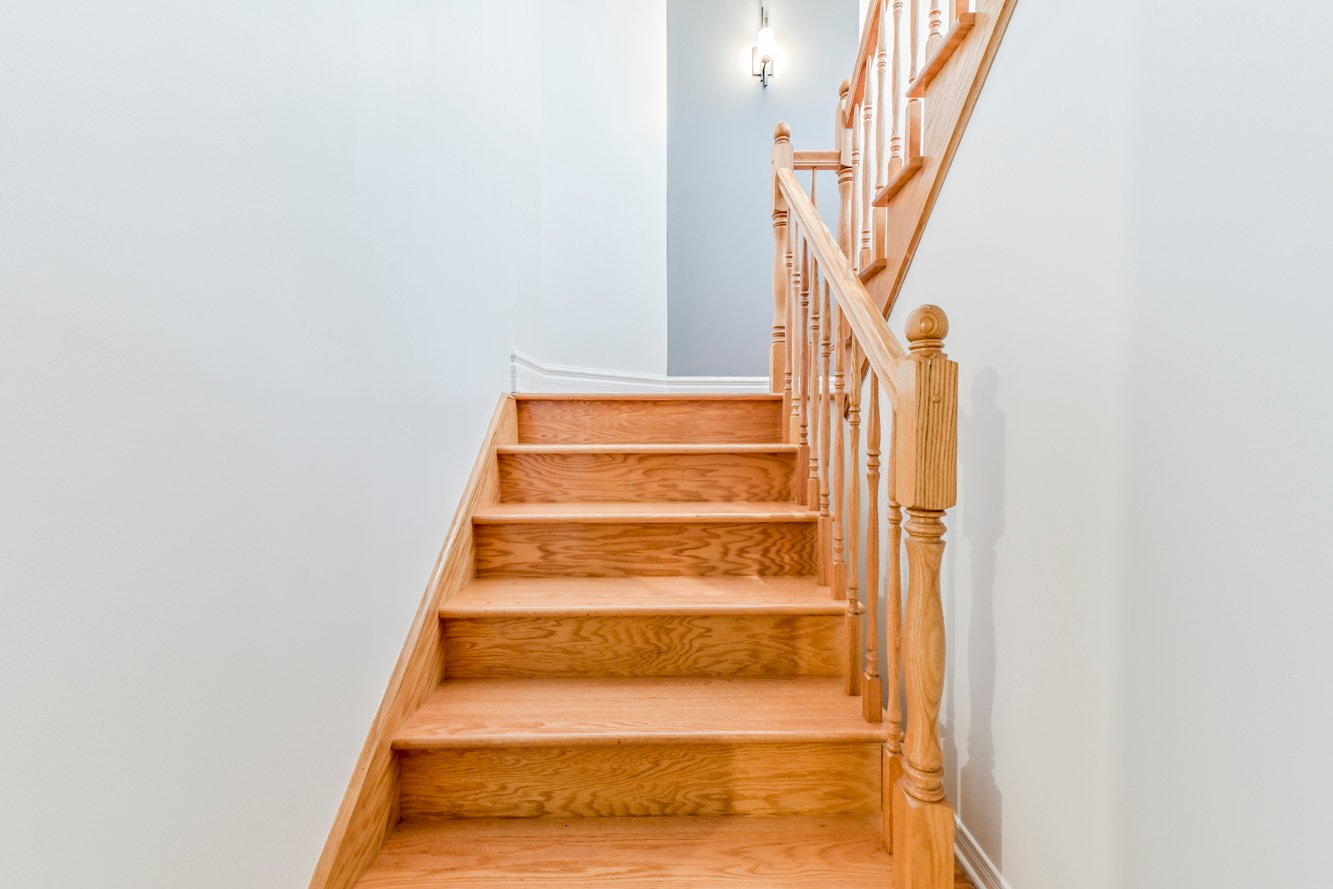 Escalier de bois vers le sous-sol
