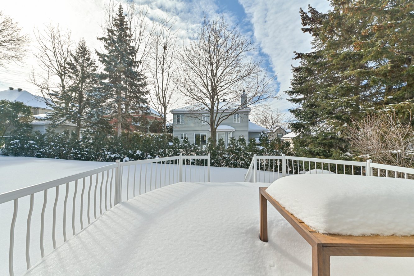 Patio en trex, requiert peu d'entretien