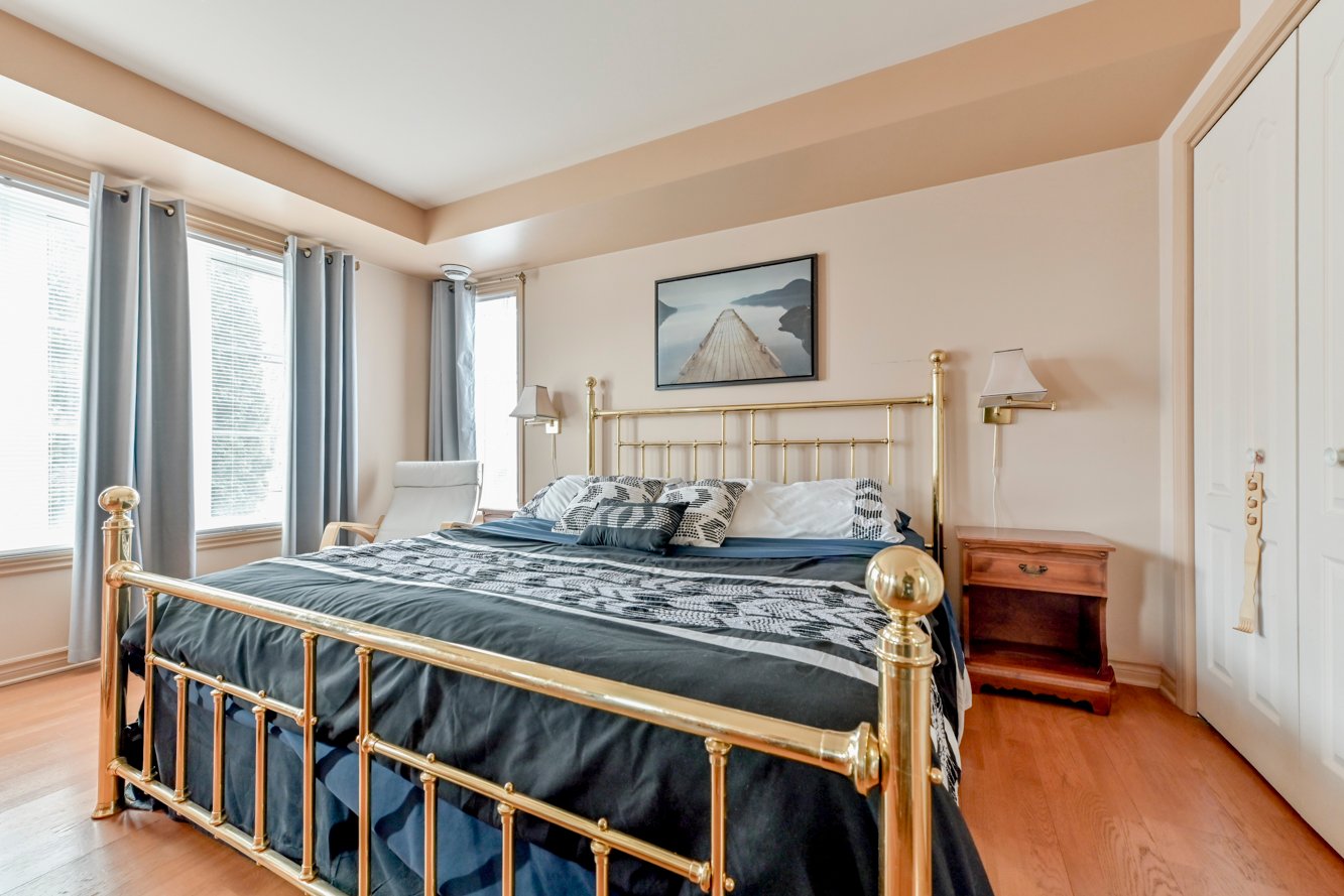 Lit king, fenêtres en coin