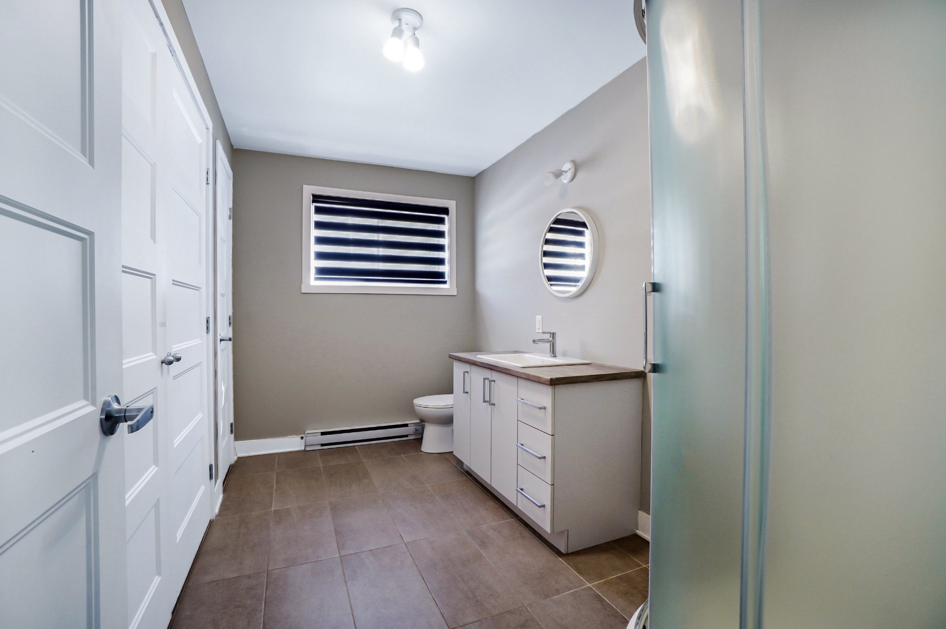 SDB avec entrée laveuse/sécheuse au sous-sol