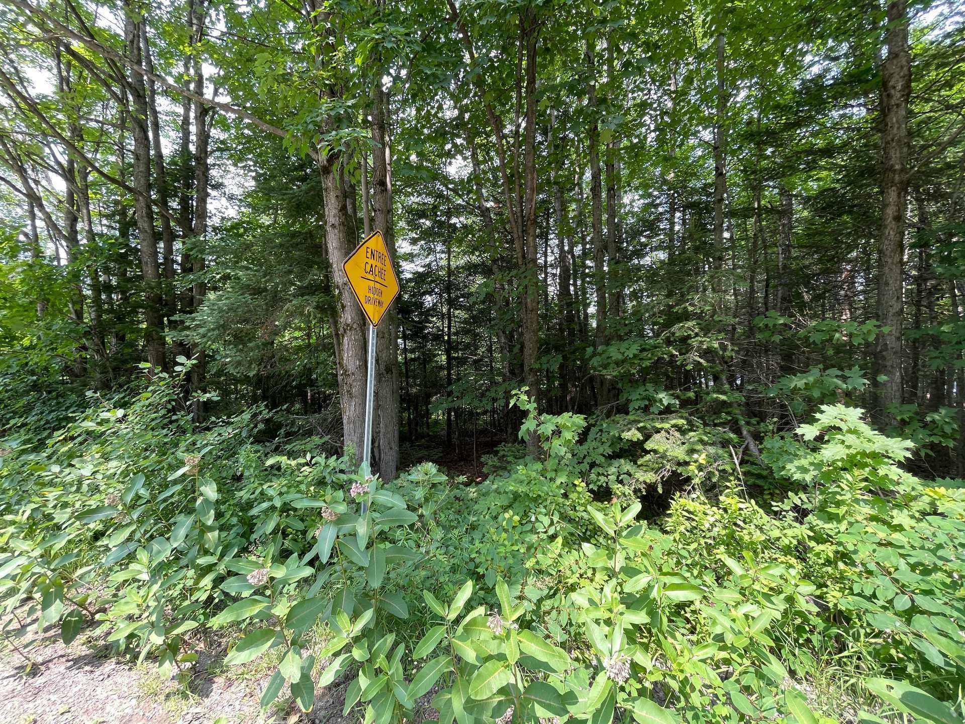 Entrée bord du lac. Merci de respecter les voisins