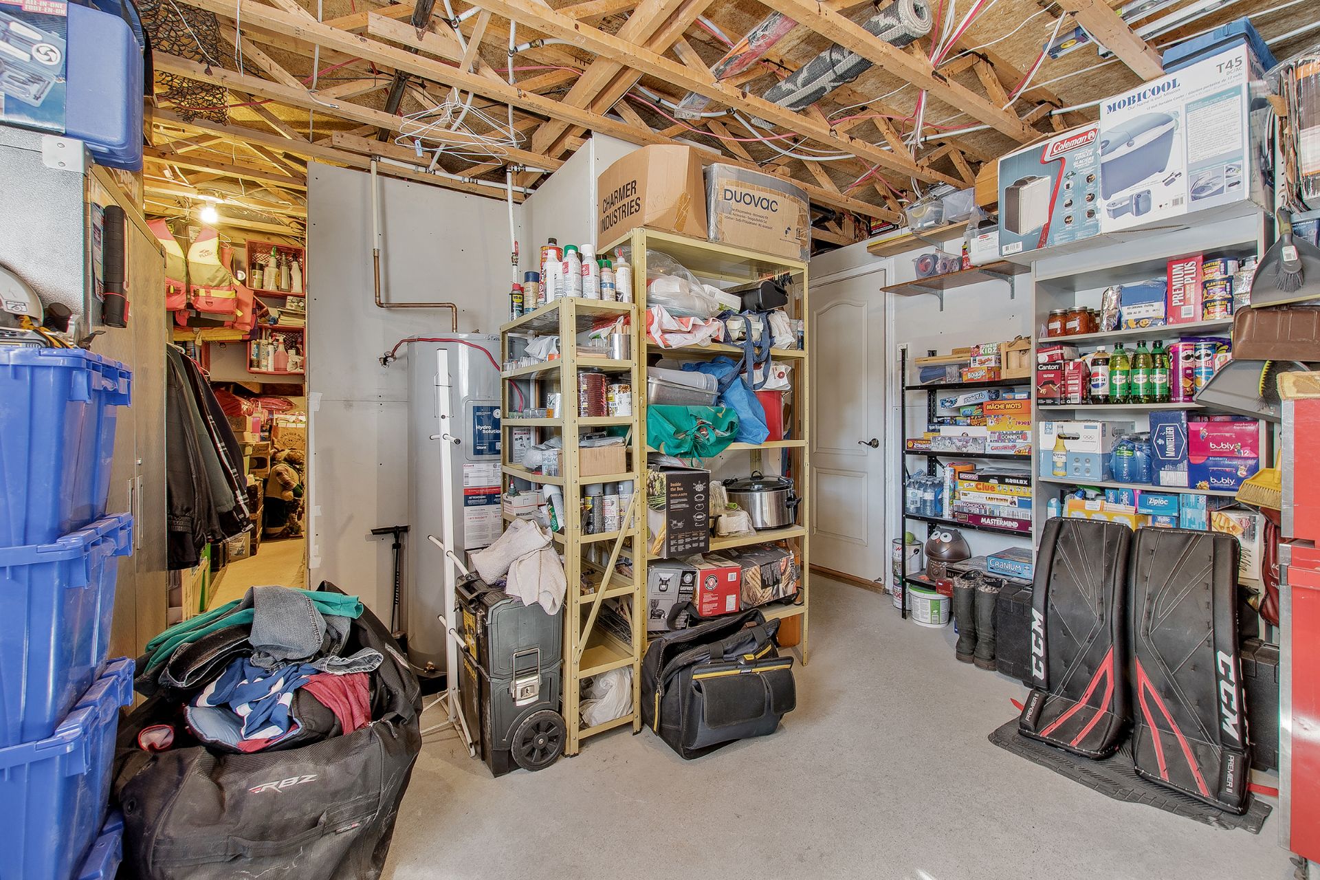 pièce au fond à gauche sur la photo