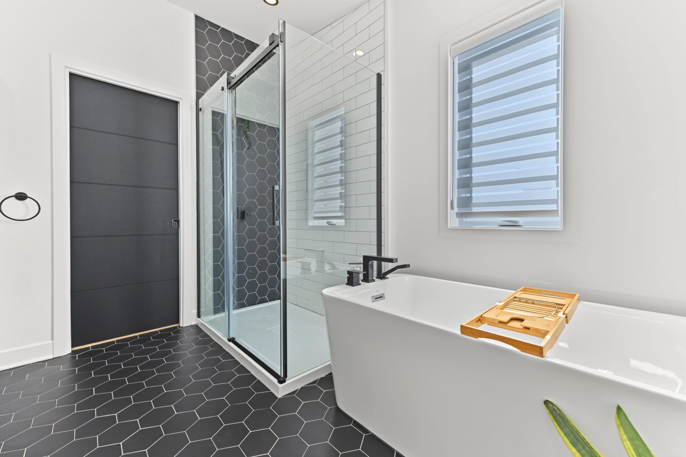 Bain autoportant et douche vitrée