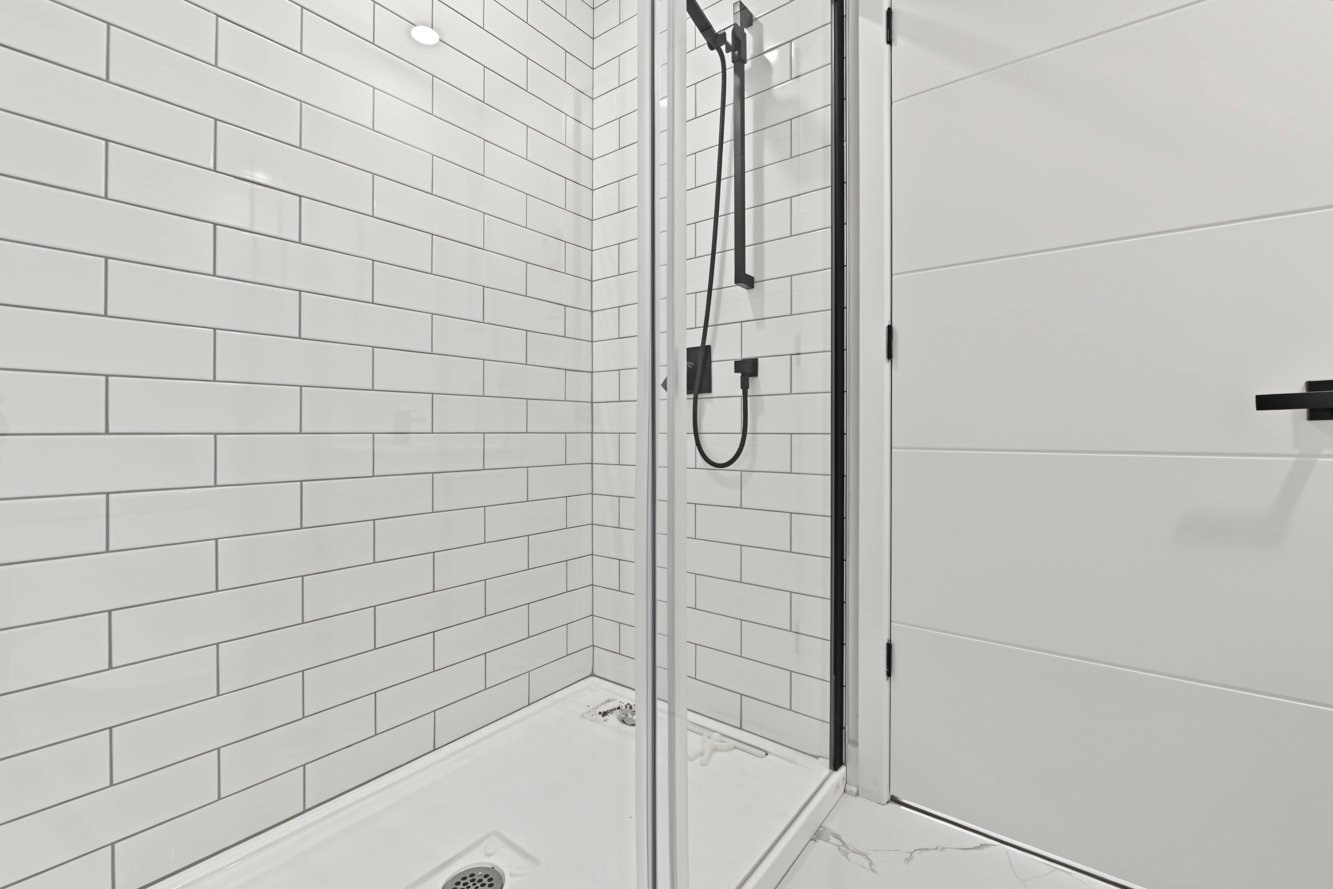 Avec douche vitrée