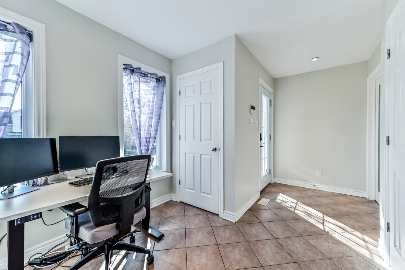 Avec espace bureau lumineux