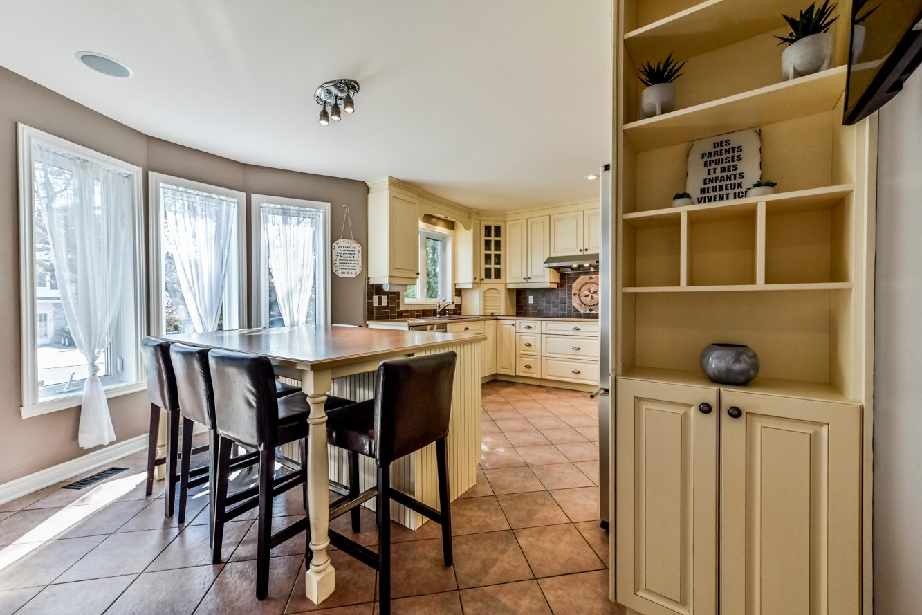 Ilot central avec comptoir-lunch