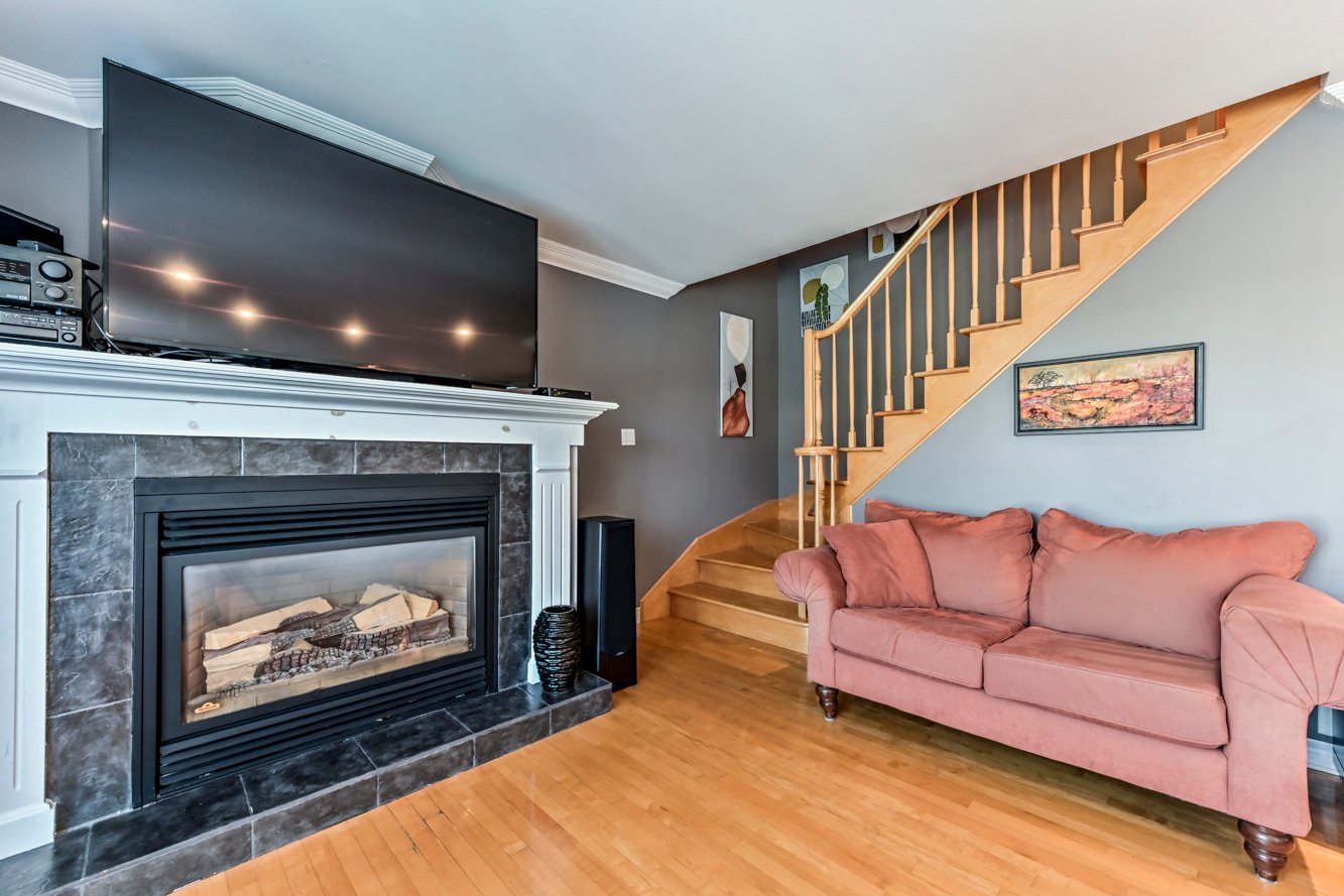 Escalier de bois vers 2e étage