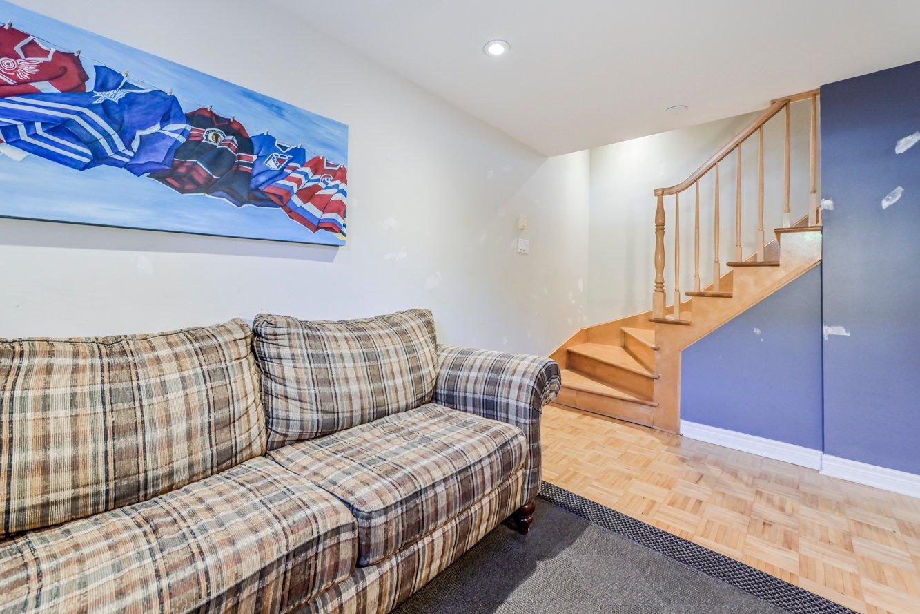 Escalier de bois jusqu'au sous-sol