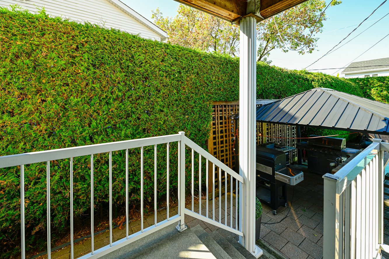 Terrasse couverte par un toit