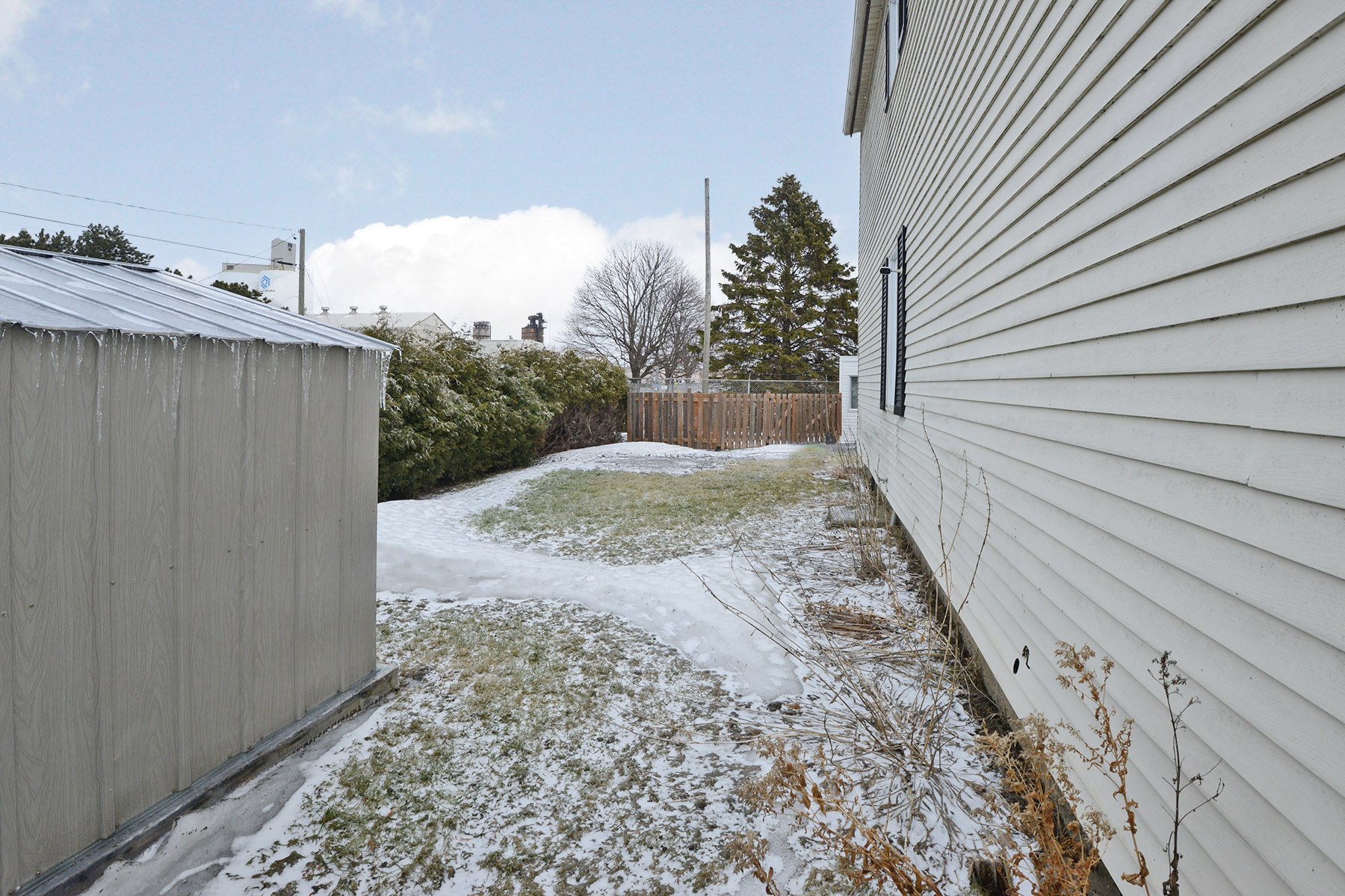 Accès à la cour arrière.