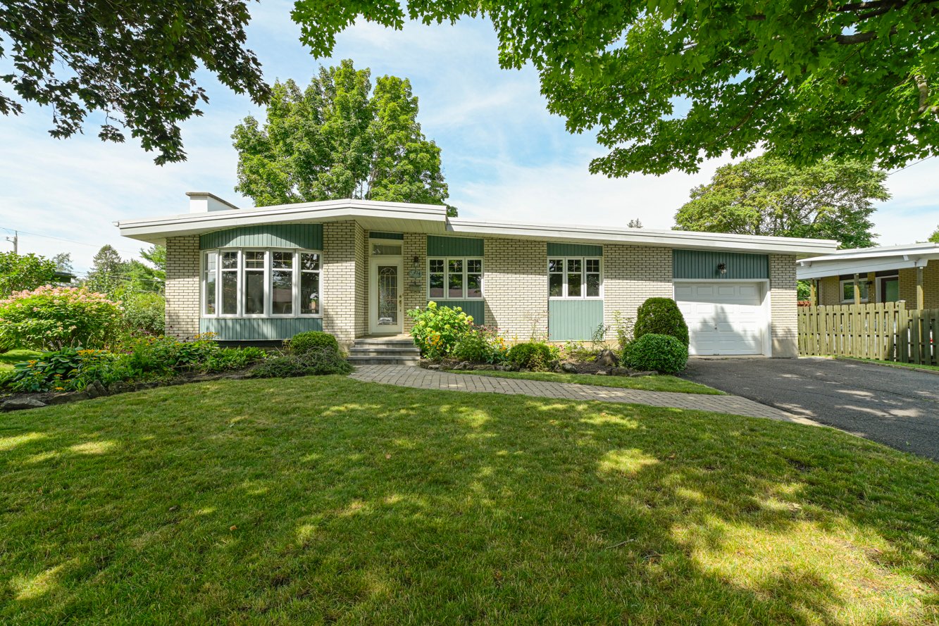 Jolie maison avec 4 côtés de brique