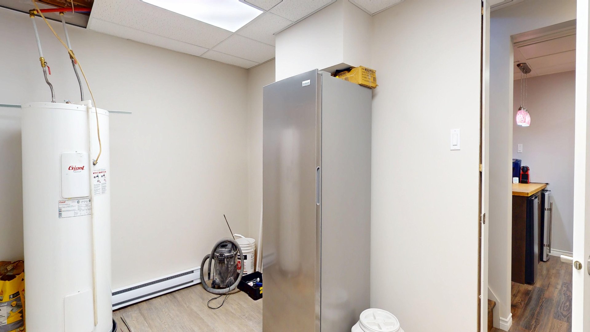 Salle électrique et de rangement