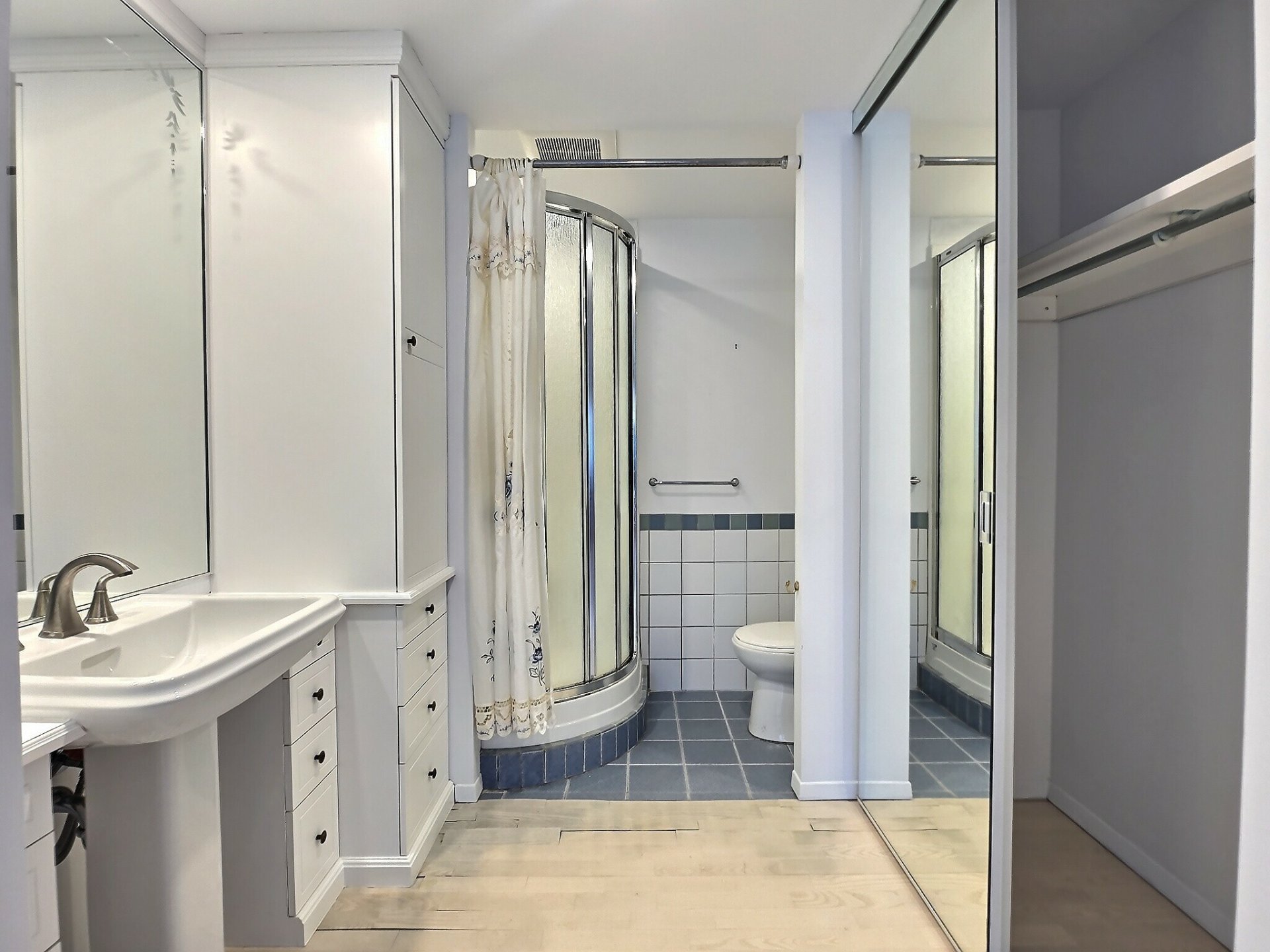 Salle de bains attenante à la CCP