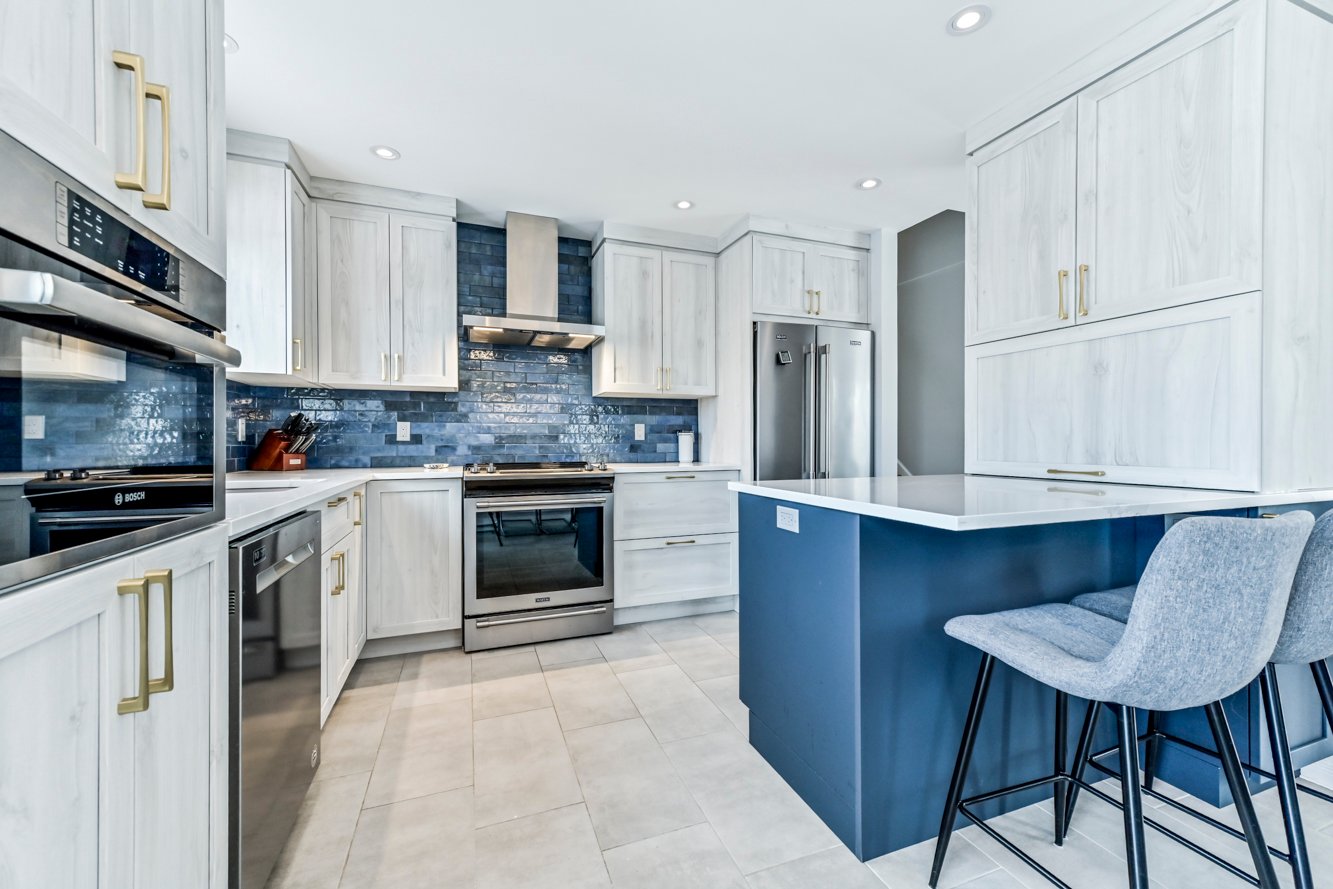 Coin déjeuner camouflé derrière une armoire