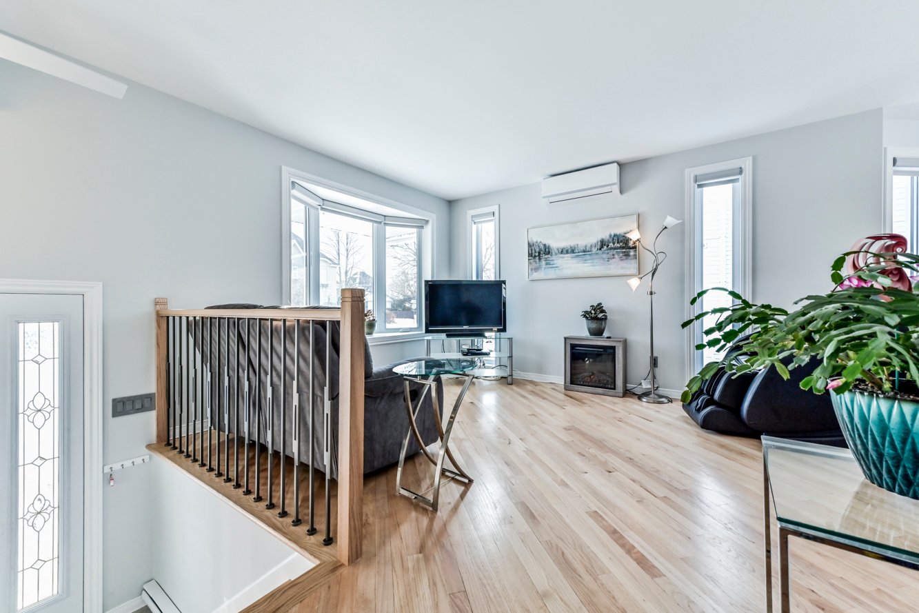 Pièce lumineuse avec thermopompe murale