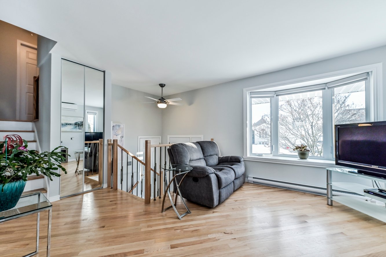 Plancher de bois sablés & vernis récemment