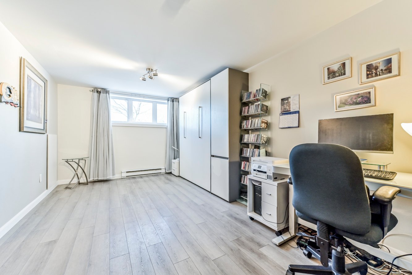 Une grande pièce avec porte, poss. de diviser en 2