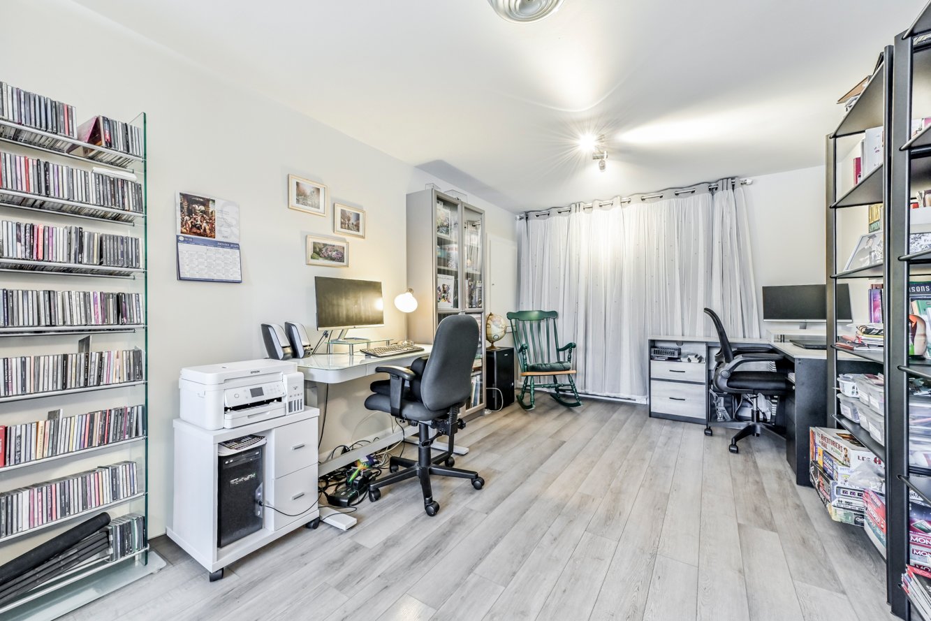 Fenêtre donnant sous le balcon derrière rideaux