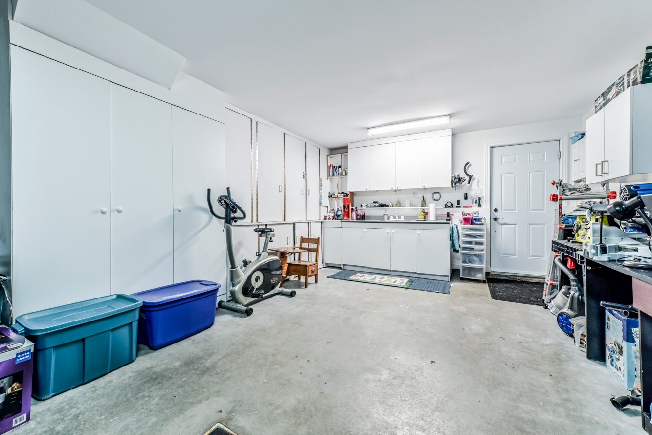 Armoires de rangement ou espace atelier au fond