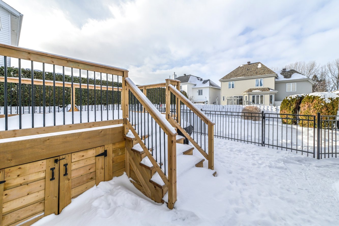 Grand patio sur pieux vissé avec rangement