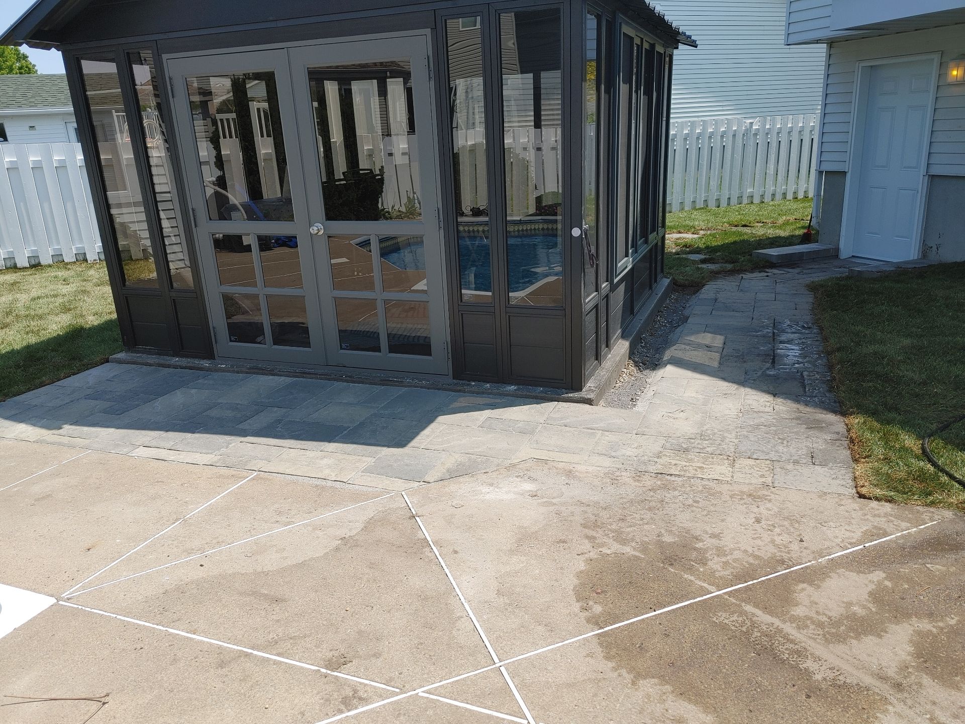 Gazebo 11.5 x 11.5, trottoir de pavé vers garage