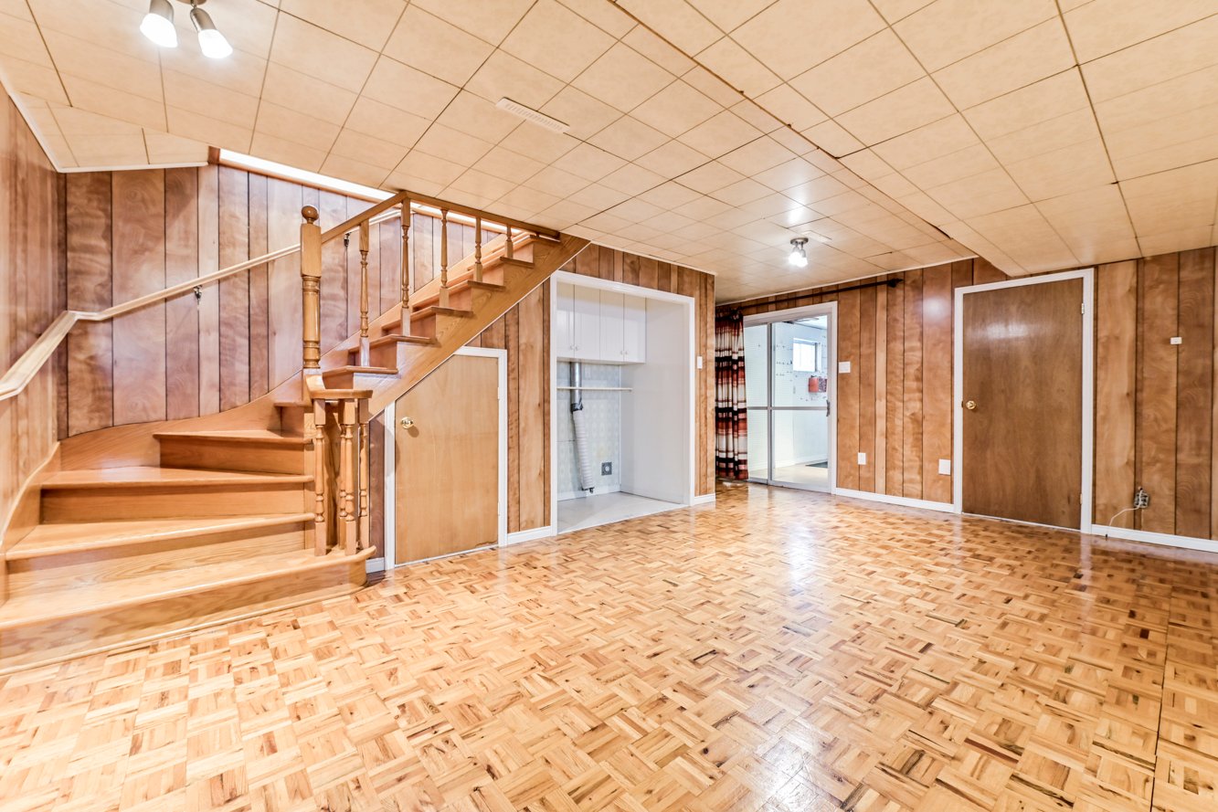 Espace laveuse-sécheuse sous l'escalier