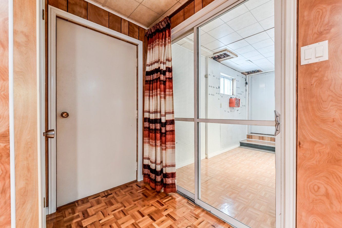 Porte vitrée vers l'atelier