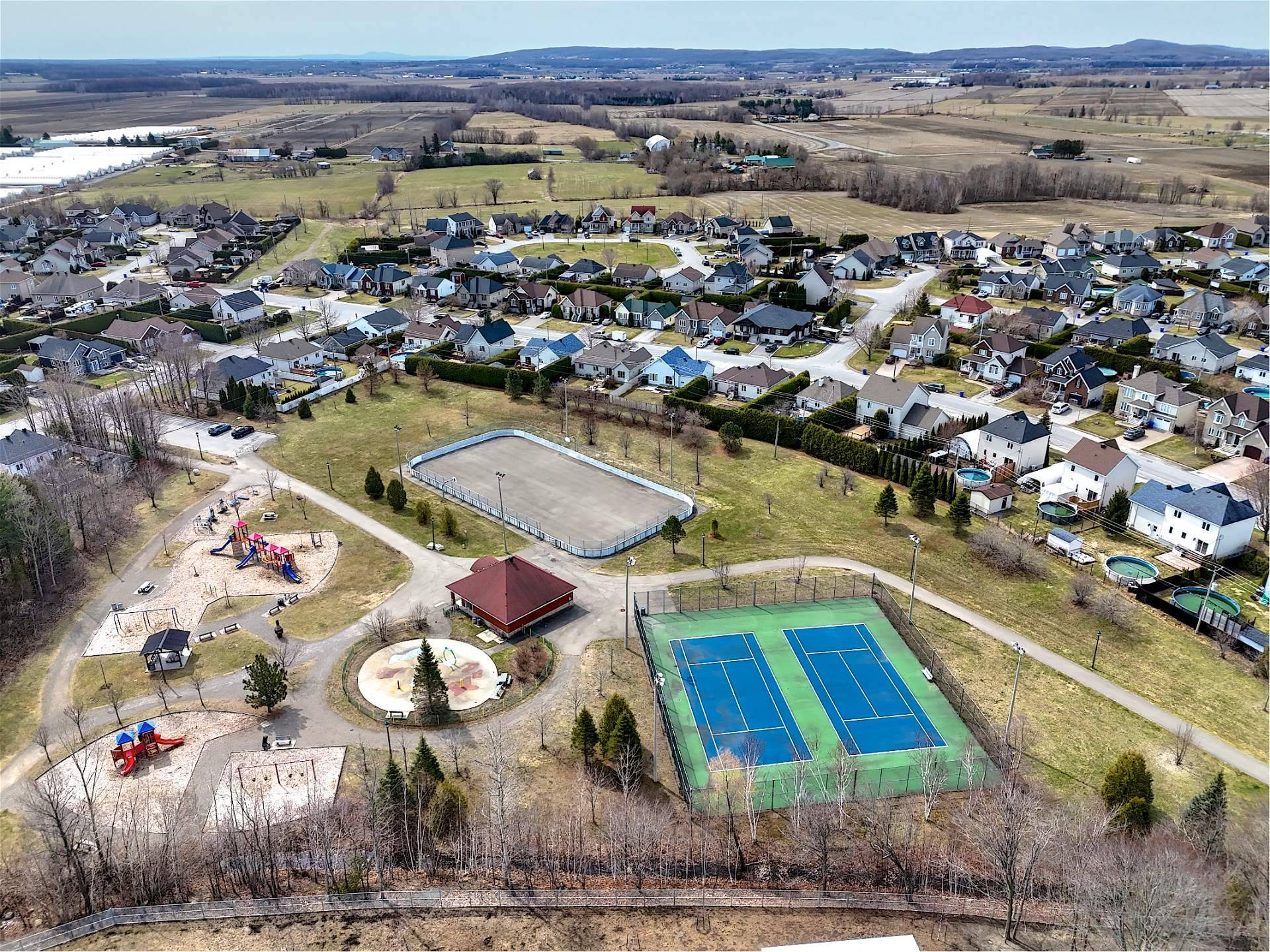 Parc avec école primaire