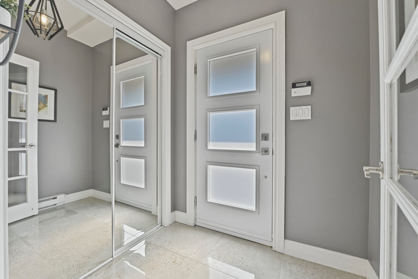 Entrée fermée avec garde-robe double