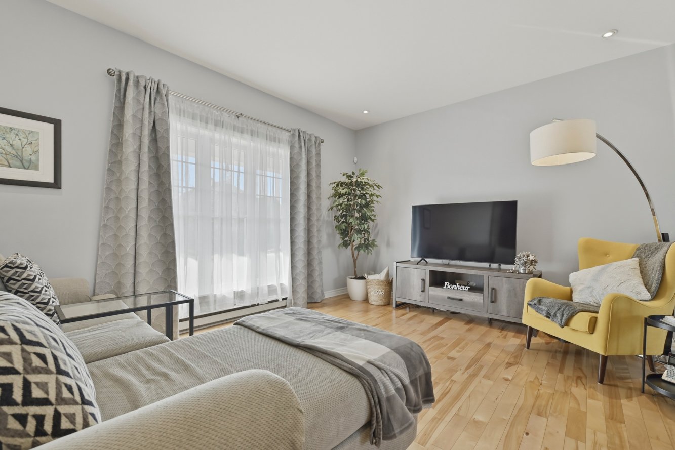 Plancher de bois franc uniforme sur 2 étages