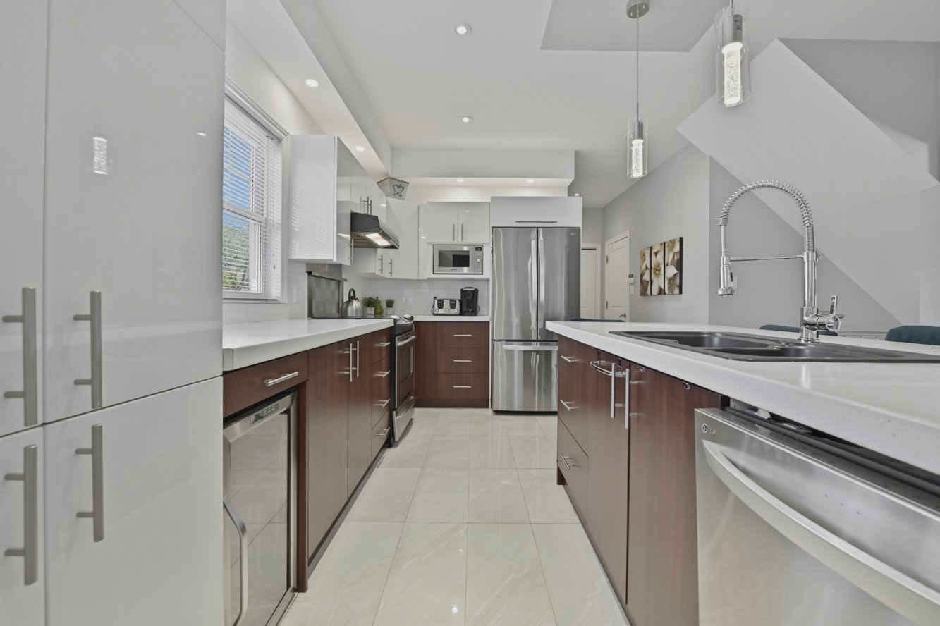 Beaucoup de comptoir et d'armoires