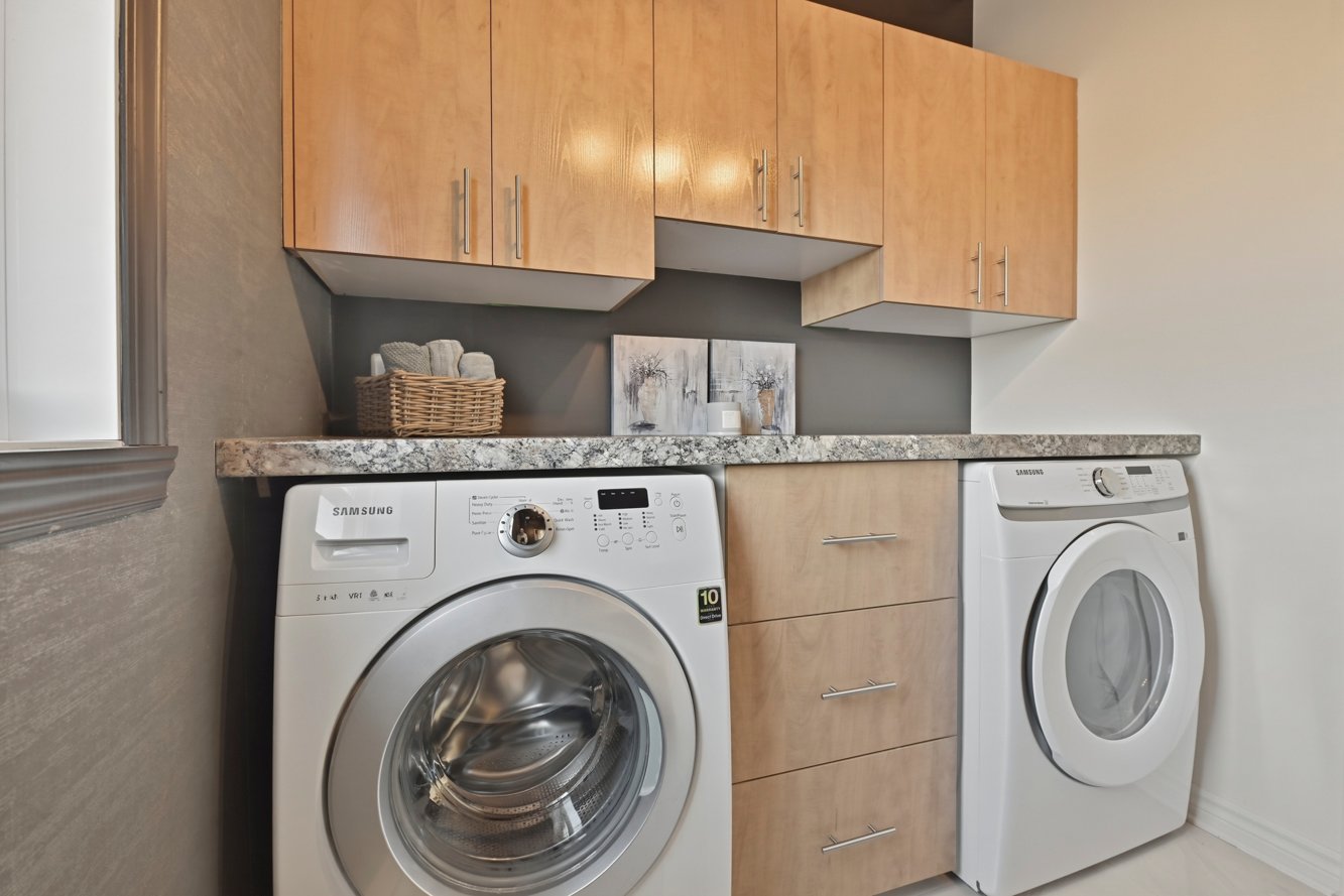 À la salle d'eau, avec rangement et comptoir