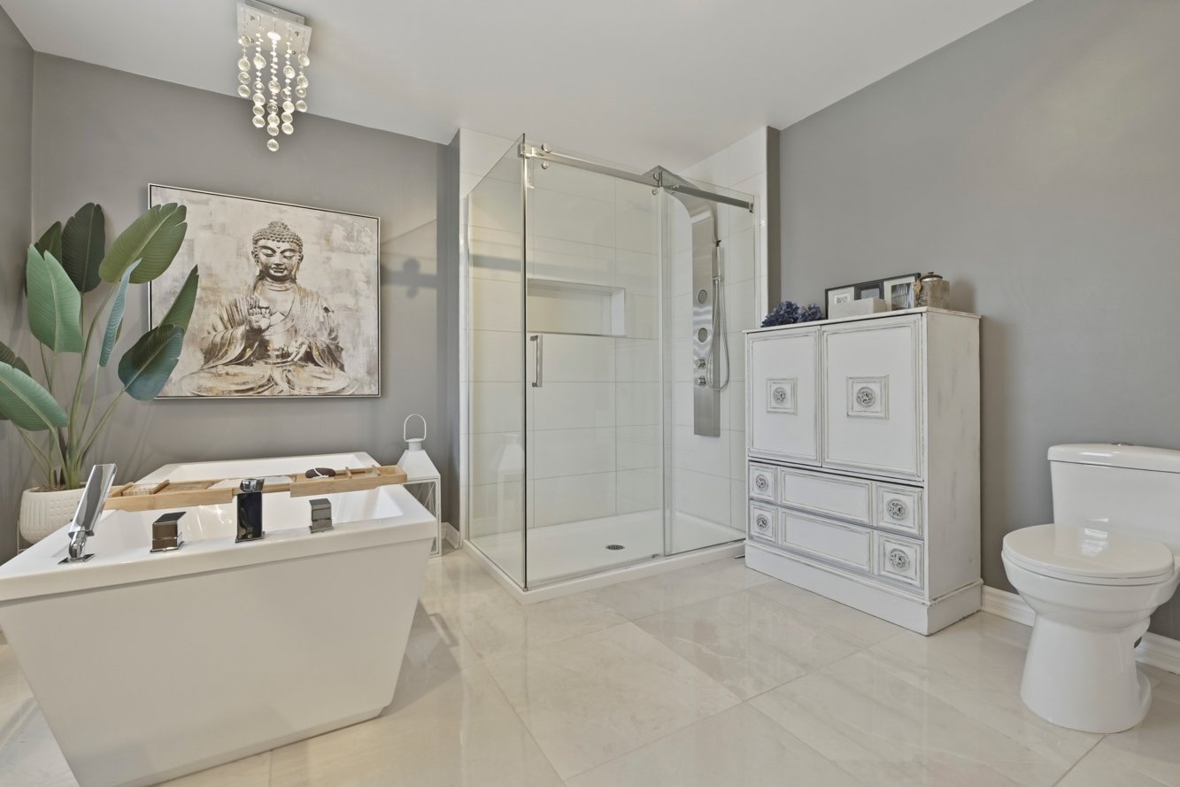 Grande douche vitrée, en céramique